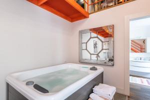 A bathroom at Il Regio Boutique Hotel