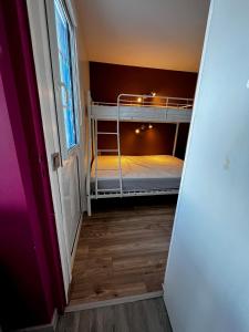 a hallway with two bunk beds in a room at Grand appartement 4 étoiles vue mer et 2 terrasses in Talmont
