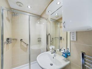 Ванная комната в The Beach House, Luxury Apartments