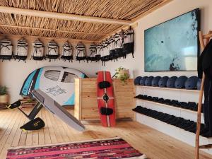 une chambre avec une planche de surf sur le mur et une planche de surf dans l'établissement Caravan by Habitas Dakhla, à Dakhla