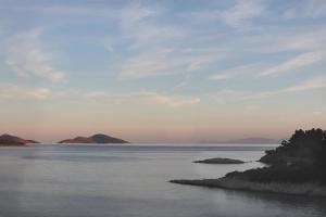 - une vue sur une étendue d'eau avec des îles dans l'établissement Sossinola, à Steni Vala Alonissos