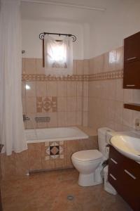 ein Badezimmer mit einem WC, einer Badewanne und einem Waschbecken in der Unterkunft Sossinola in Steni Vala Alonissos