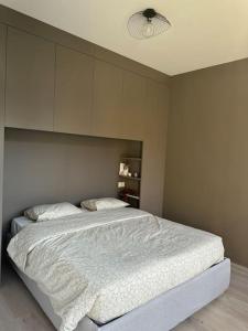 una camera da letto con un letto e un piumone bianco di Riva 17 a Lugano