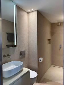 bagno con lavandino, servizi igienici e specchio di Riva 17 a Lugano