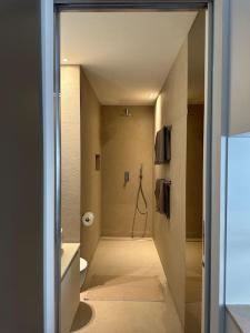 bagno con doccia, lavandino e servizi igienici di Riva 17 a Lugano