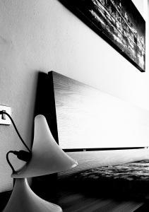 una lámpara sentada en el suelo junto a una TV en La terrazza sul mare, en Cesenatico