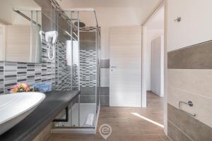 ein Bad mit einer Badewanne, einem Waschbecken und einer Dusche in der Unterkunft Villa Monica in Iglesias