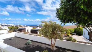 uma vista para uma cidade a partir do telhado de um edifício em Casa Margarita em Tías