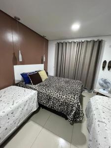 een slaapkamer met 2 bedden in een kamer bij flat reg central sp varanda e Wi-Fi grátis 500 megas in Sao Paulo