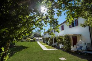 a view of the yard of a house at Agromarino in Sirolo