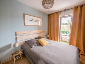 a bedroom with a large bed and a window at Apt 2/4 pers. Arcachon + Parking / Le Perchoir in Arcachon