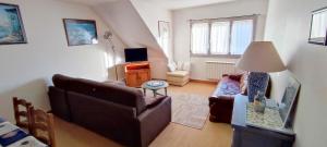 Televízia a/alebo spoločenská miestnosť v ubytovaní Grand et bel appartement 77m2 avec jardin, à proximité immédiate des plages 1,8km