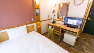 Postel nebo postele na pokoji v ubytování Toyoko Inn Osaka Temmabashi Otemae