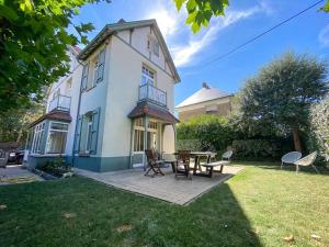 ein Haus mit einem Picknicktisch im Hof in der Unterkunft Villa Trianon -Summer beachhouse in De Panne