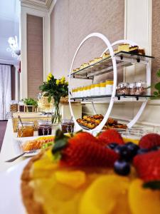 Hotel Prezydencki 3-star في جيشوف: طابور بوفيه مع مجموعة من الطعام على طاولة