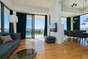 un soggiorno con un divano e un tavolo di Hedera Estate, Villa Hedera XV a Slano