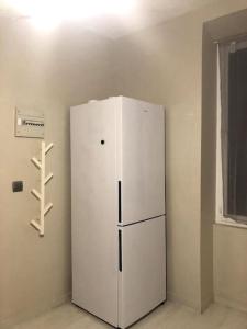 un frigorifero bianco nell'angolo di una stanza di Charmant Studio en Provence avec Arrivée autonome a Collobrières
