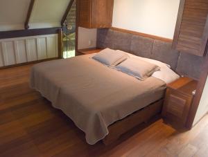 1 dormitorio con 1 cama grande en una habitación en Villa Elemental, en Maraú