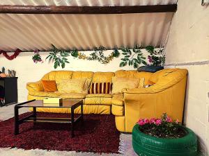 ビラガルシーア・デ・アロウサにあるVILLA _MAR de AROUSA_のリビングルーム(テーブル付)の黄色いソファ