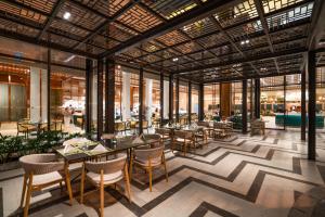 rendering restauracji ze stołami i krzesłami w obiekcie Lotte Hotel Saigon w Ho Chi Minh