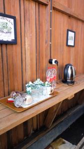 einen Holztisch mit einem Tablett mit Essen drauf in der Unterkunft Jogja ethnic house in Yogyakarta