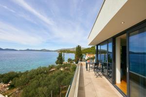 una vista sull'acqua dal balcone di una casa di Hedera Estate, Villa Hedera XV a Slano