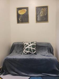 Posteľ alebo postele v izbe v ubytovaní Brand new cozy condo w/ a perfect city lights view