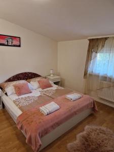 Ένα ή περισσότερα κρεβάτια σε δωμάτιο στο Zajazd Leśny