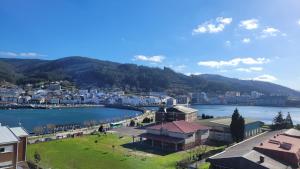 vista su una città e su una cassa d'acqua di Duerming Ría de Viveiro a Viveiro