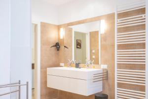 ウィーンにあるMoulin Rouge Suiteのバスルーム(白い洗面台、鏡付)