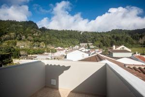 vistas a la ciudad desde el balcón de una casa en Casa da Ribeira, en Furnas