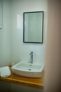 baño con lavabo y espejo en la encimera en Casa da Ribeira, en Furnas