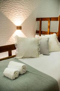 フルナスにあるCasa da Ribeiraのベッドルーム1室(ベッド1台、タオル2枚付)