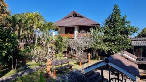 una casa con un banco delante de ella en Butsaba Garden Resort, en San Pāyang 24 fotos más
