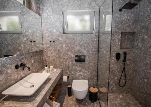 Koupelna v ubytování Kaktus Suites Private Pool