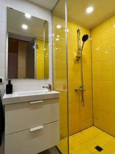 A bathroom at Flower house 5