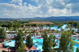 een groot waterpark met een aantal zwembaden bij residence afrodite in Solfara Mare