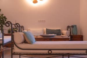 Posteľ alebo postele v izbe v ubytovaní Hostal Aigua Clara