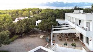 vista aerea di un edificio con cortile e alberi di Hostal Aigua Clara a Playa Migjorn