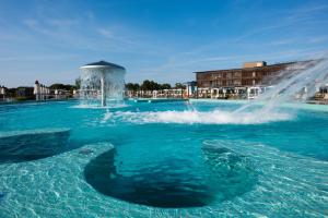 Бассейн в Lino delle Fate Eco Resort или поблизости