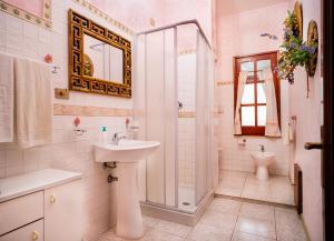A bathroom at AFFITTACAMERE SA BRATZA VACANZE