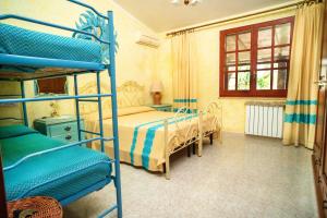 A bed or beds in a room at AFFITTACAMERE SA BRATZA VACANZE
