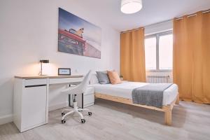 Dormitorio con escritorio, cama, escritorio y silla en Dadá Coliving & Rooms by Serendipia Turismo, en Santiago de Compostela