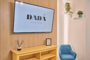 TV a/nebo společenská místnost v ubytování Dadá Coliving & Rooms by Serendipia Turismo