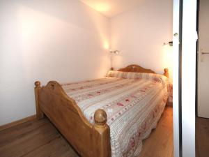 a bedroom with a wooden bed in a room at Appartement Les Menuires, 2 pièces, 6 personnes - FR-1-178-325 in Les Menuires