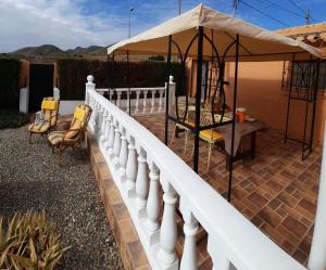 balcón con mesa, sillas y sombrilla en 2 bed cottage Lorca many hiking & cycling trails, en Lorca