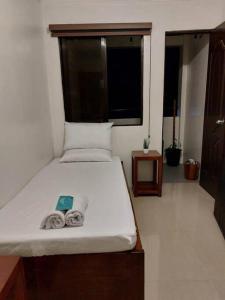 een slaapkamer met een bed met twee handdoeken erop bij Serene Victoria 