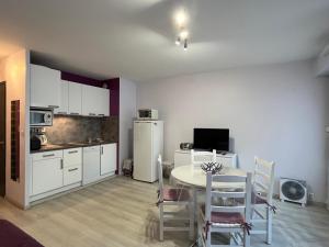 Kuchyňa alebo kuchynka v ubytovaní Studio spacieux et cocooning à Aix-les-Bains, proche des thermes et du lac - FR-1-555-73