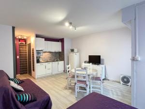 Kuchyňa alebo kuchynka v ubytovaní Studio spacieux et cocooning à Aix-les-Bains, proche des thermes et du lac - FR-1-555-73 + 7 fotografií
