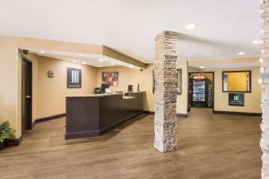 un vestíbulo en un hospital con un pilar de piedra en MainStay Suites Chattanooga Hamilton Place, en Chattanooga